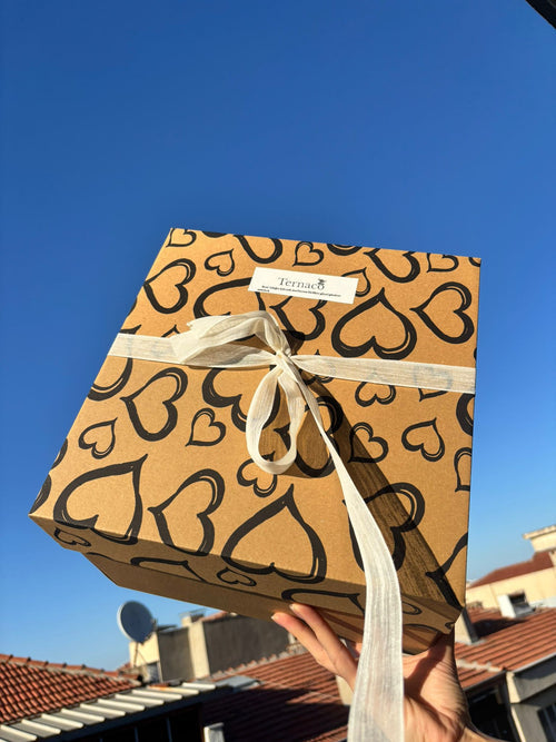 Özel Gül Yapraklı Hediye Kutusu